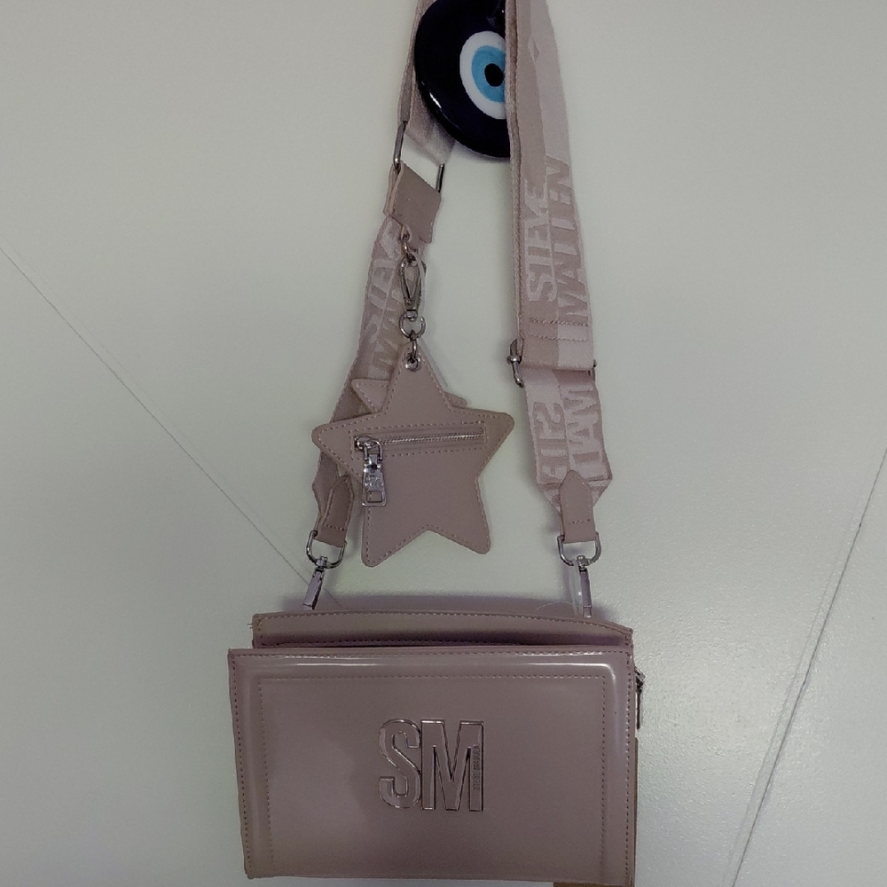 Steve Madden Cream Crossbody Bag with Adjustable Straps and Structured Design